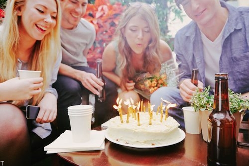 100 آرزوی "تولد مبارک" برای بهترین دوست شما + متن و عکس