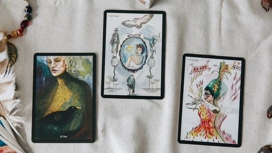 A complete guide to Oracle tarot cards.(Unsplash)