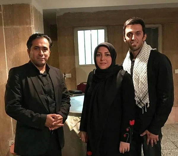 المیرا شریفی مقدم کنار برادر و همسرش پای دیگ نذری