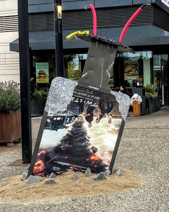 تبلیغات عجیب فیلم «گردبادها» با یک بیلبور شکسته/ عکس