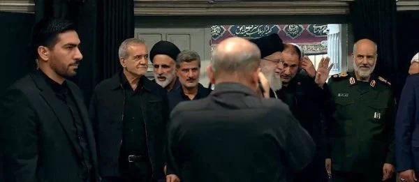 تصاویری از رهبر انقلاب ‌هنگام ورود به حسینیه امام خمینی (ره) و آقای پزشکیان و دیگر عزیزان 