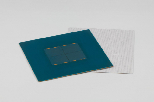 A picture of a test chip by Samsung featuring Glass Substrate packaging.