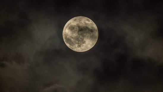 Full Moon peaks through the clouds in Ely, Cambridgeshire, England.(X - Veronica in the Fens @VeronicaJoPo)
