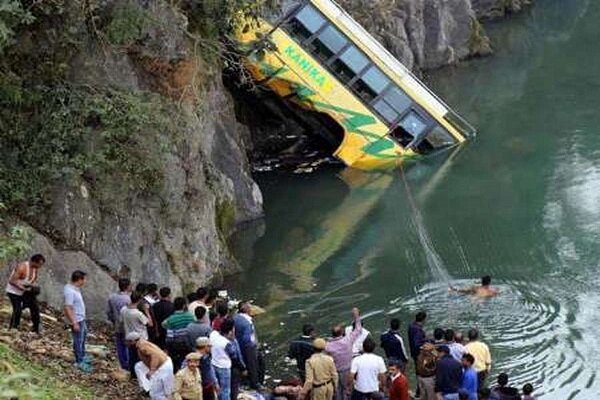 سقوط اتوبوس به دره در هند/ ۳۹ نفر کشته و زخمی شدند+ فیلم