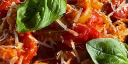 طرز تهیه پاستا گوجه و ریحان ایتالیایی با طعمی بی نظیر