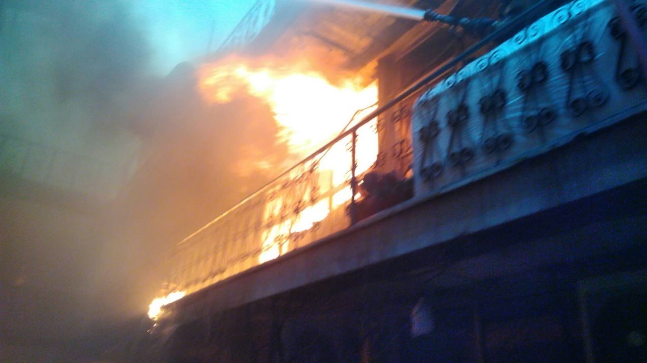 آتش‌سوزی در انبار چسب در محدوده چهارراه گلوبندک/ ممنوعیت تردد در این منطقه + فیلم و تصاویر