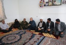 استاندار کرمان با خانواده «شهید حسن میری» در عنبرآباد دیدار کرد
