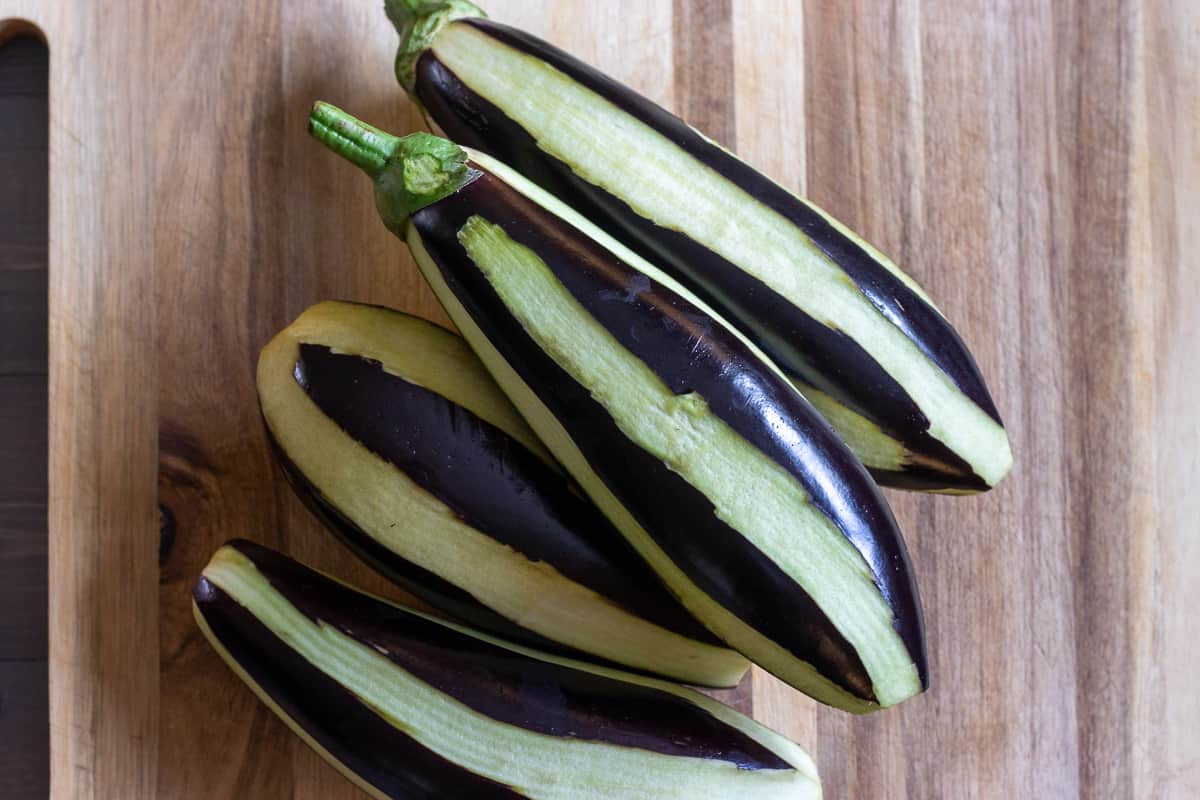 The aubergines are peeled in zebra shape