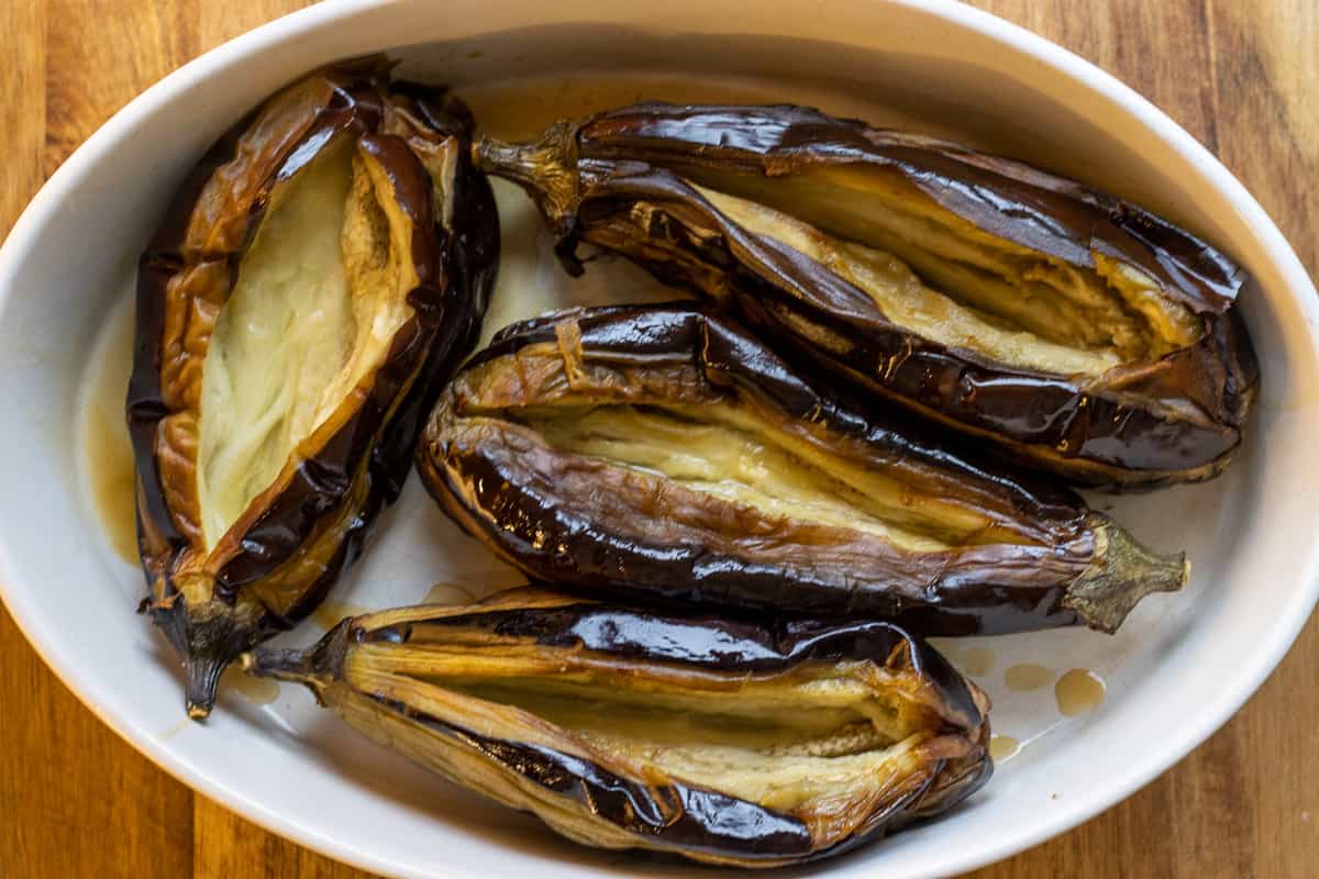 4 fried aubergines are cut in lengthwise