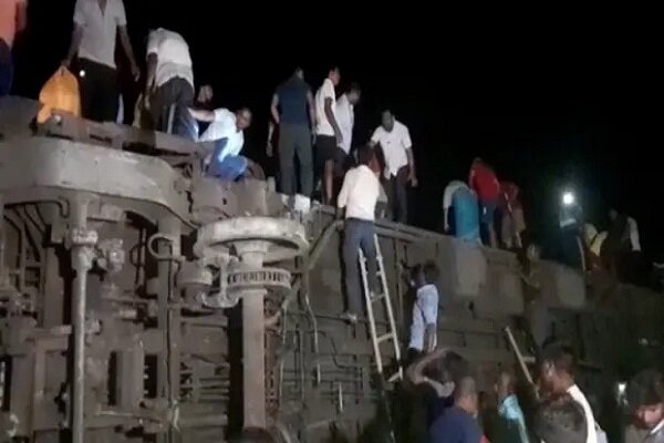 دست کم ۵۰ کشته و ۳۰۰ زخمی درپی برخورد سه قطار در هند