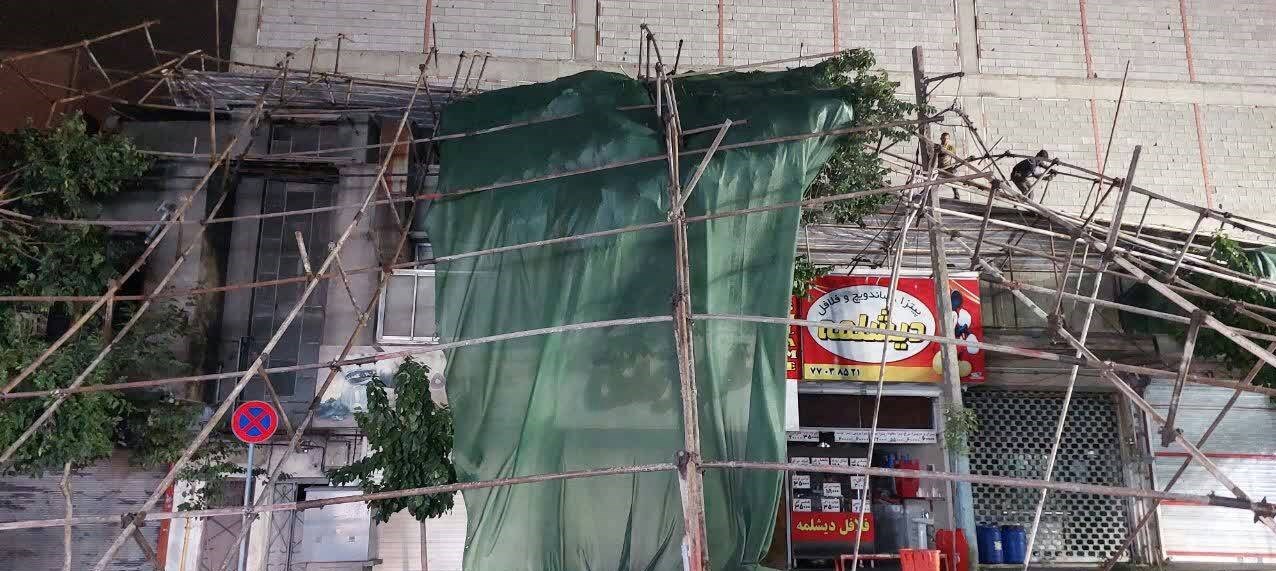 ریزش داربست‌ ساختمان ۶ طبقه در خیابان نظام آباد + تصاویر