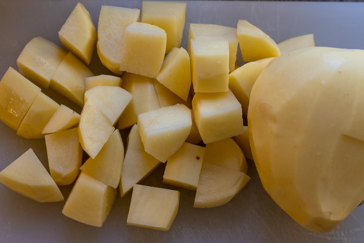 Peel the potatoes and cut them in cubes