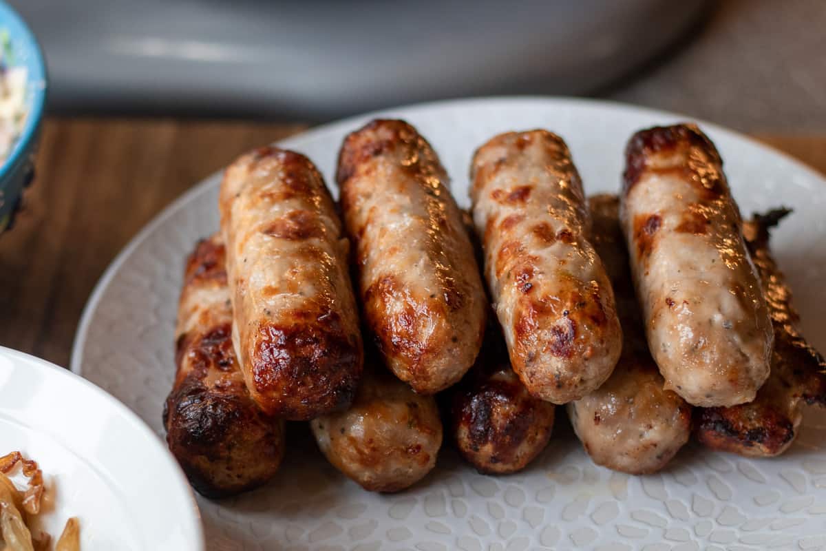 9 cooked sausages on a plate