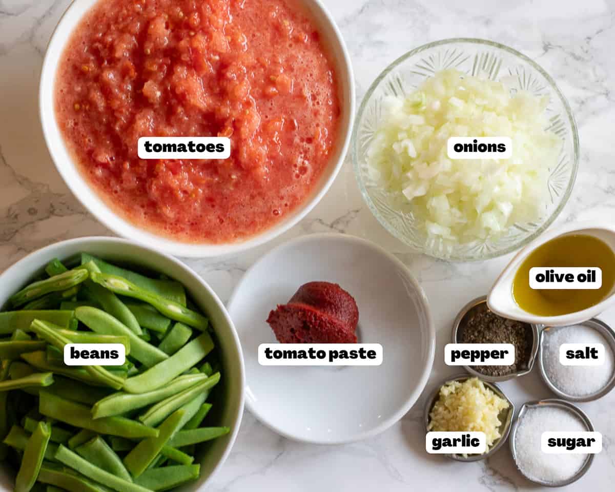 Labelled picture of ingredients for Turkish green beans