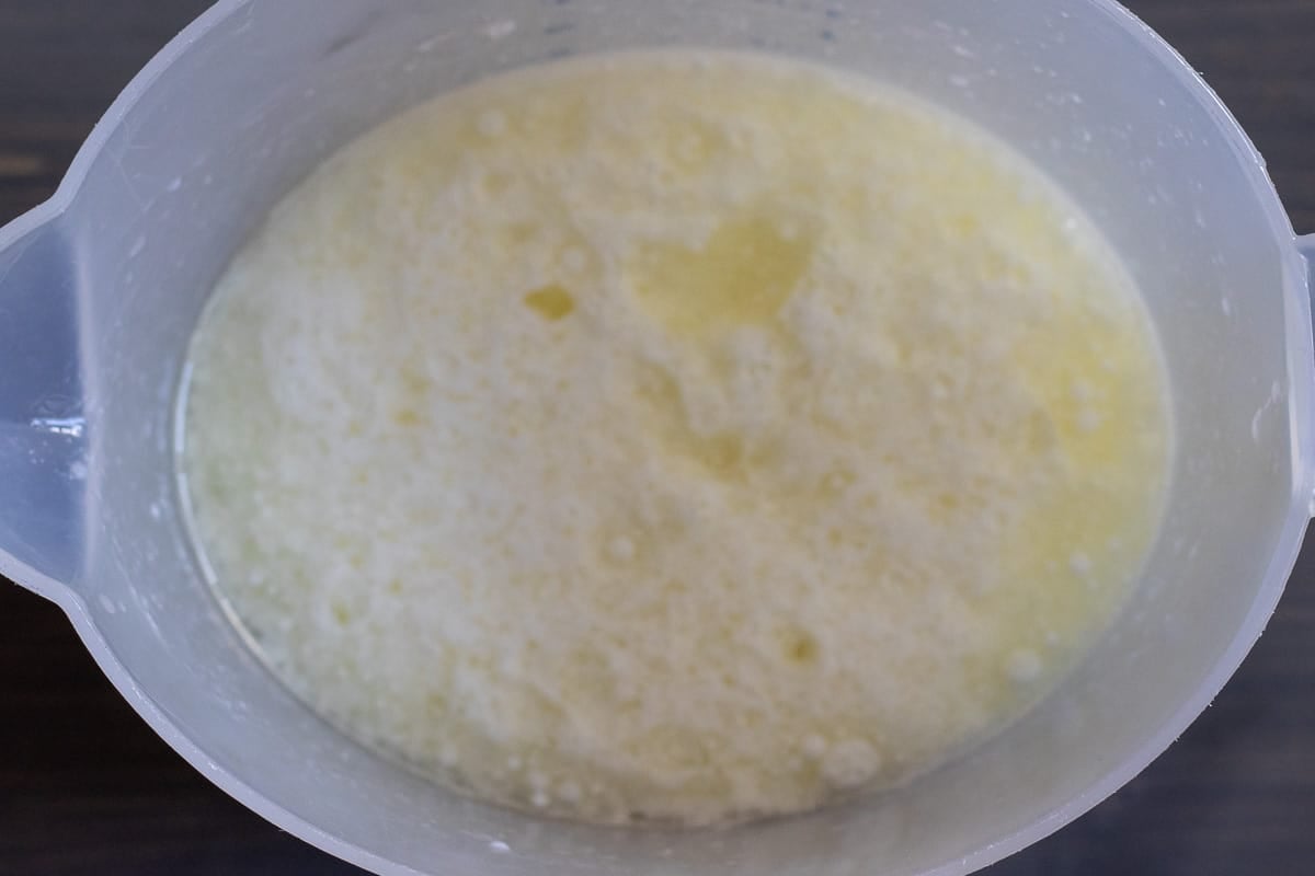 sauce made with egg whites, yogurt, oil and soda water