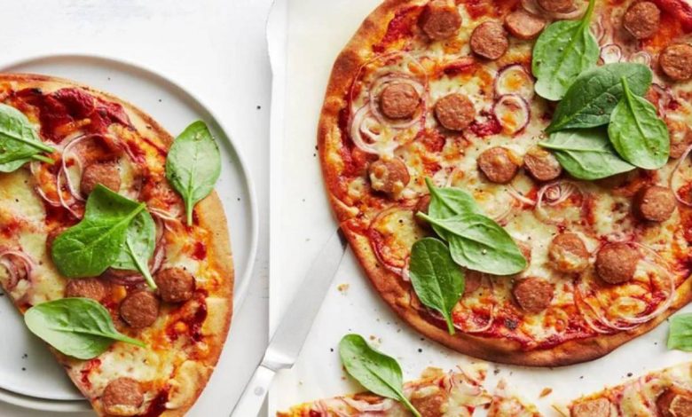 چگونه ساده ترین پیتزای سوسیس را درست کنیم؟ نکاتی برای درست کردن پیتزا