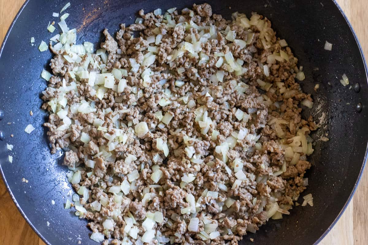 Sauté the onions with the mince in a pan