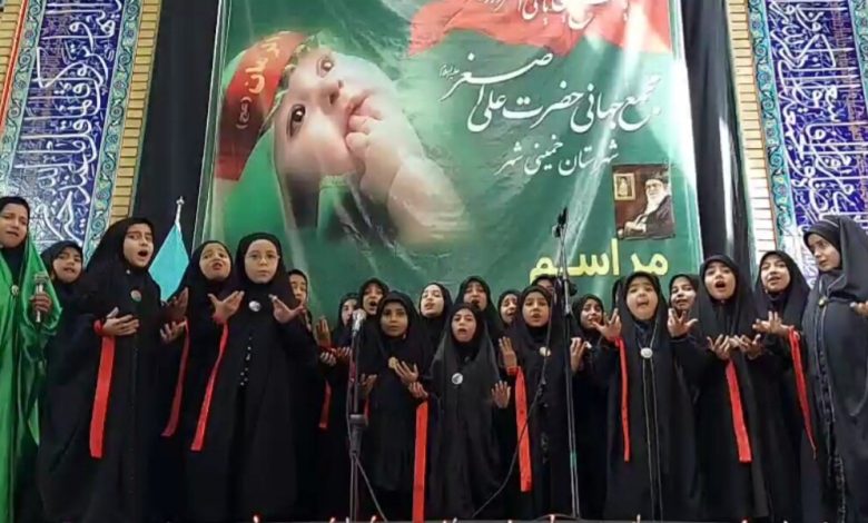 اجرای دختران نونهال جامعة القران در مراسم شیرخوارگان خمینی شهر