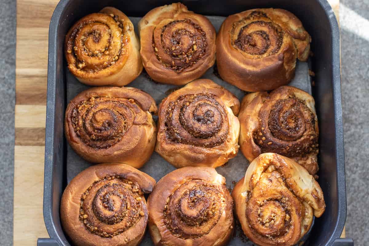 9 pieces of cinnamon rolls are baed in an air fryer