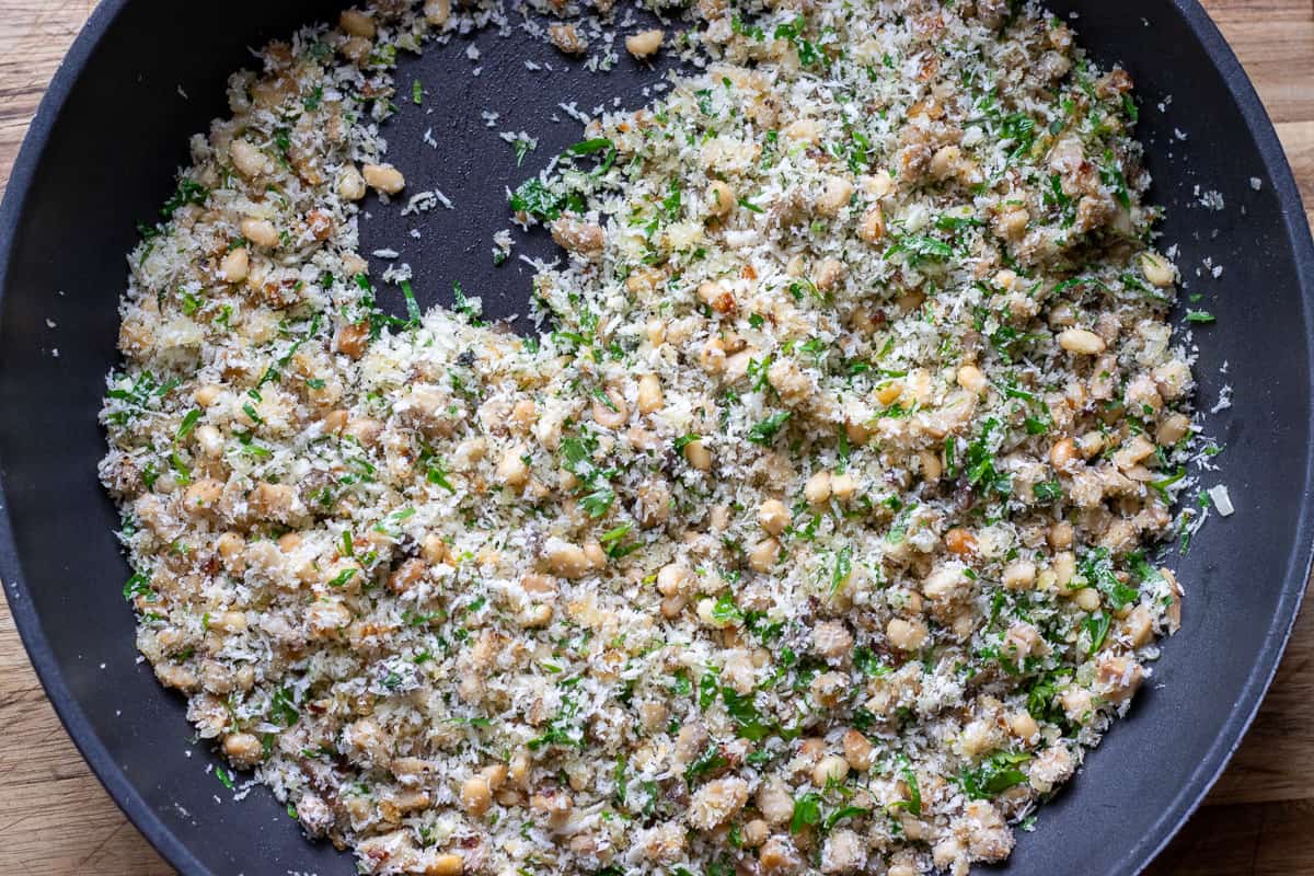 garlic, thyme, breadcrumbs, and parsley are added to the pan