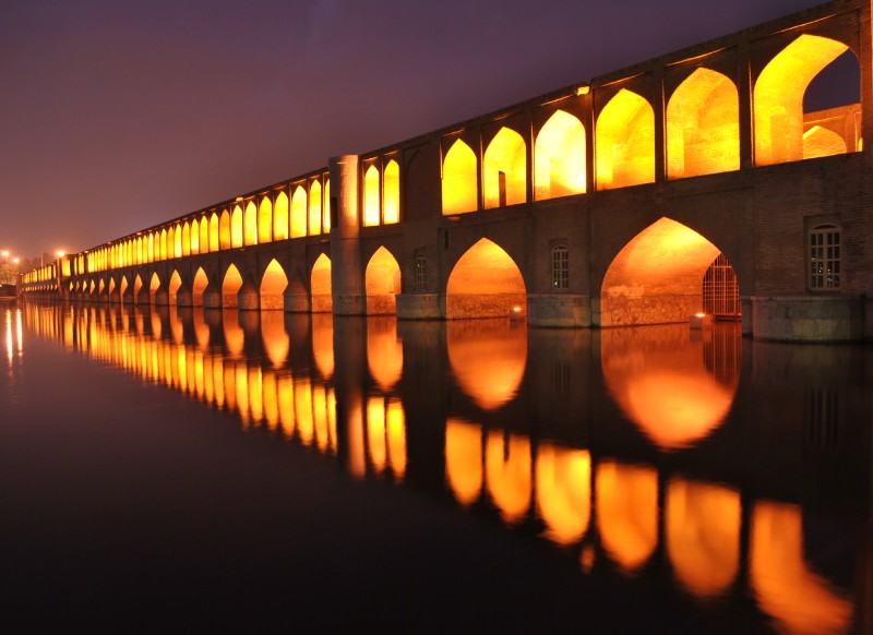 سی و سه پل زیباترین جاهای دیدنی اصفهان در شب