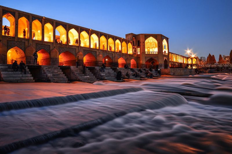 پل خواجو 800x533 زیباترین جاهای دیدنی اصفهان در شب