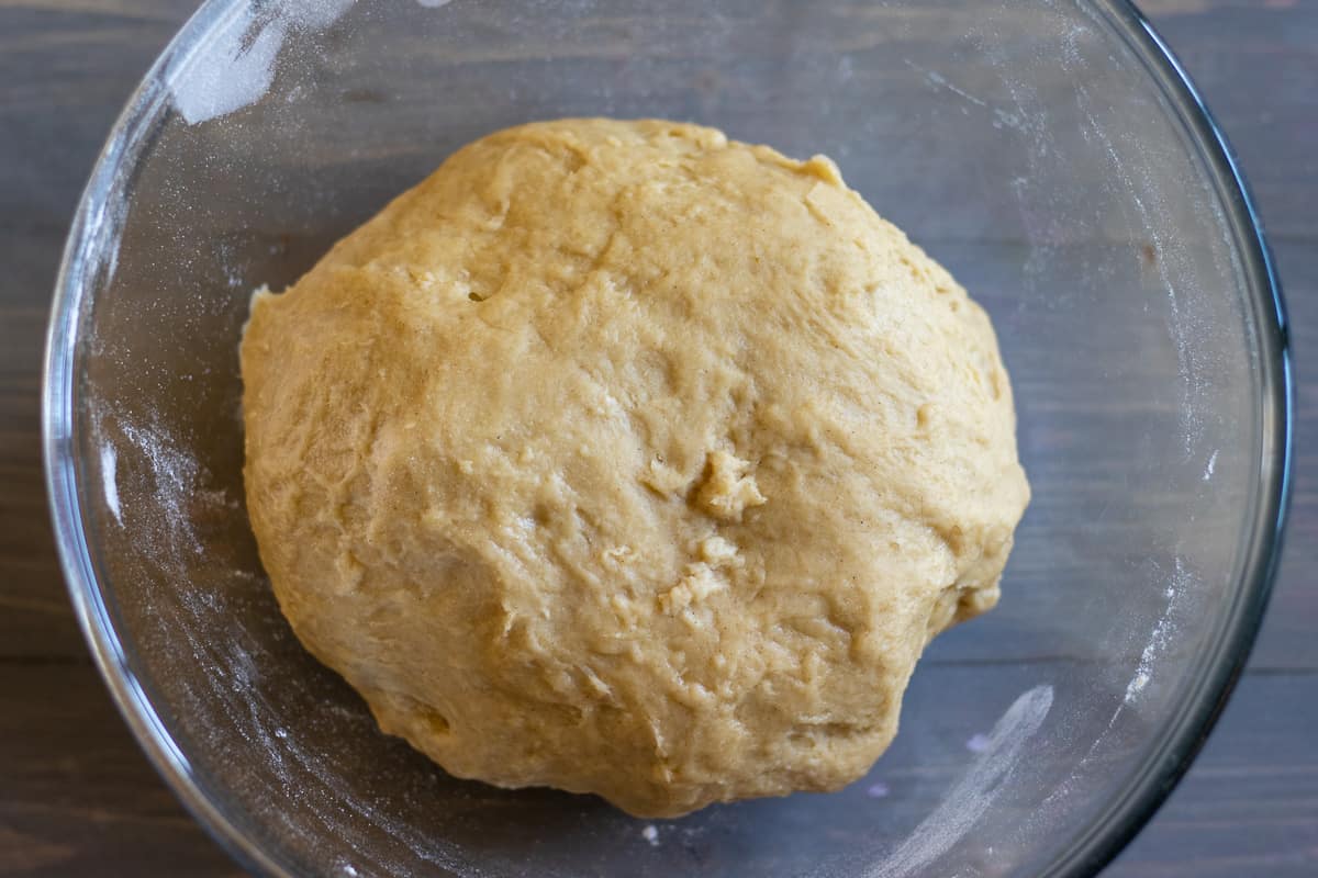 prepare the dough with eggs, oil, salt and flour