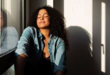 چگونه روند TikTok “Shadow Work” می تواند به سلامت روان شما کمک کند