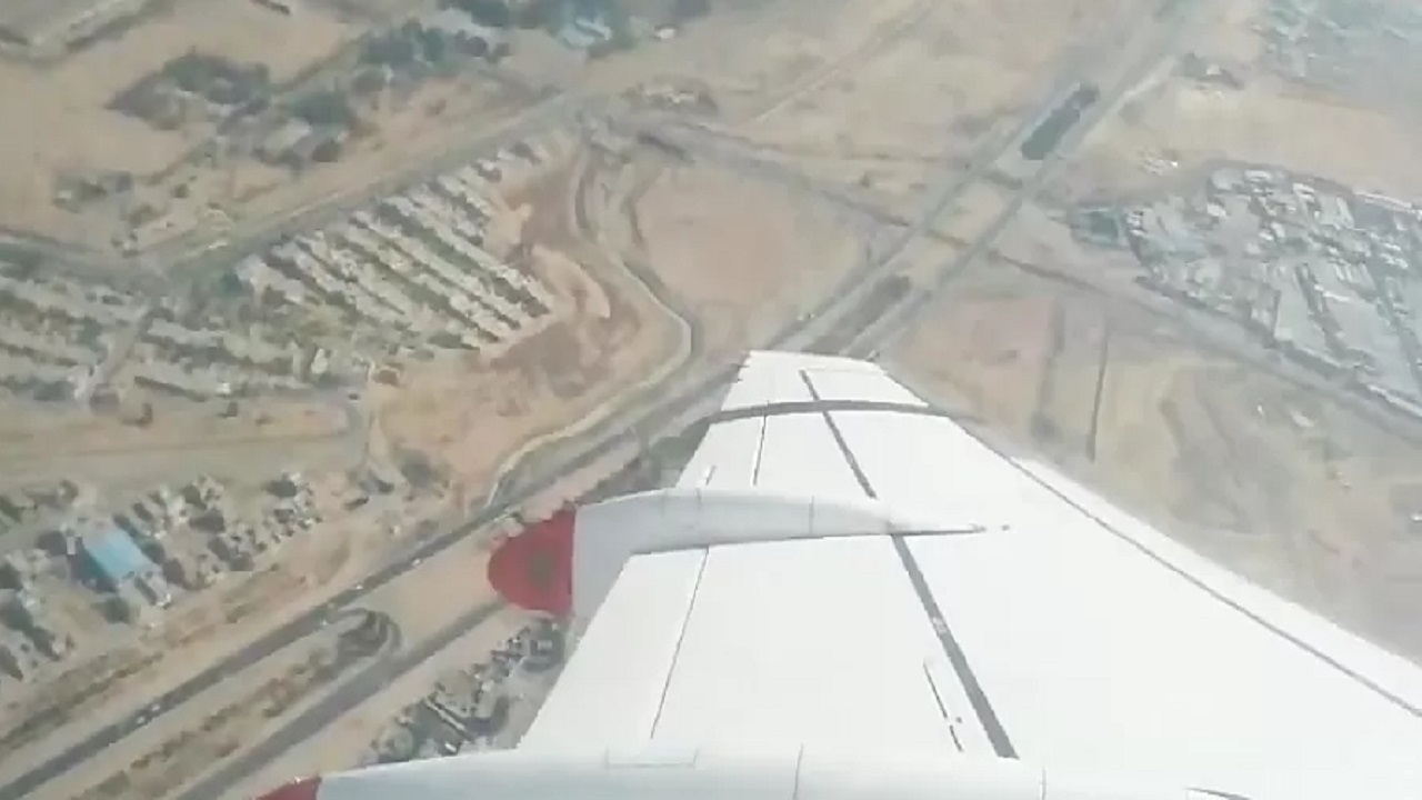 لحظه پرواز هواپیما از آسمان جزیره خارگ و تماشای در یتیم خلیج فارس + فیلم