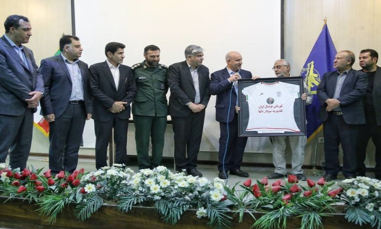 پیراهن تیم ملی فوتسال ایران به موزه دفاع مقدس اهدا شد 