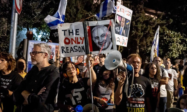 صهیونیست‌های معترض مقابل خانه نتانیاهو تجمع کردند