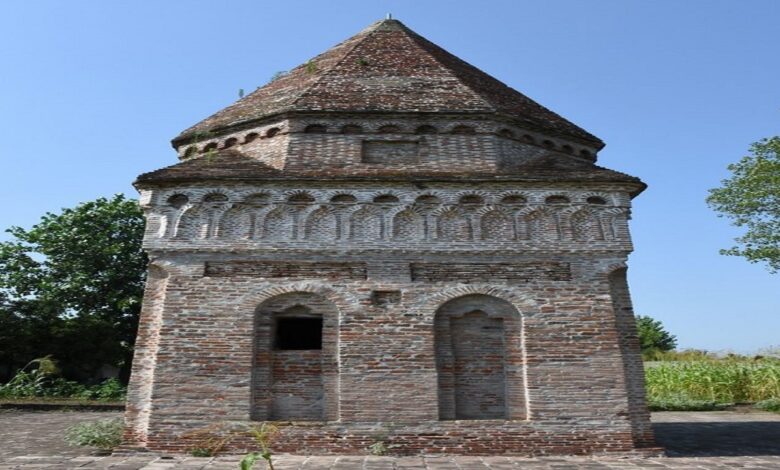 گنبد آجری و تاریخی روستای بالاسرست در آستانه تخریب + فیلم