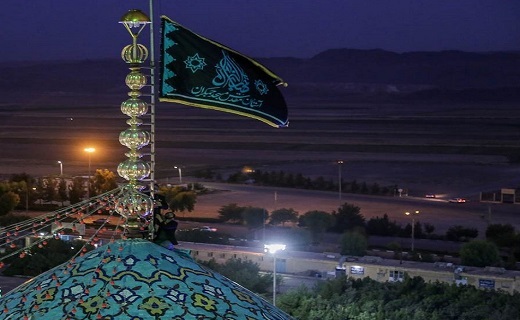 اهتزاز پرچم عزای حسینی بر فراز گنبد فیروزه‌ای جمکران