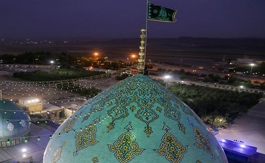اهتزاز پرچم عزای حسینی بر فراز گنبد فیروزه‌ای جمکران