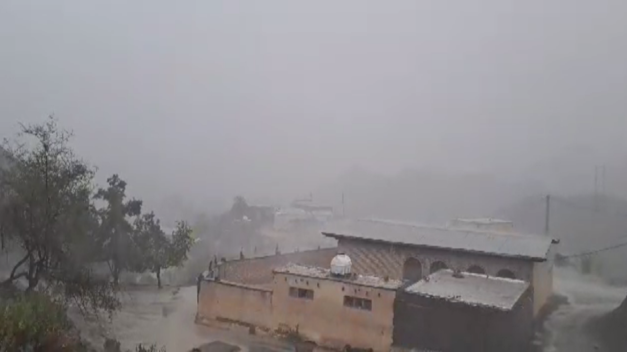 بارش شدید باران در روستای اشکان بشاگرد+ فیلم