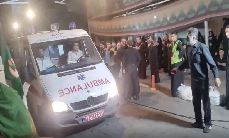 بازگشایی مسیر آمبولانس توسط دسته عزاداری در محله رهنان اصفهان
