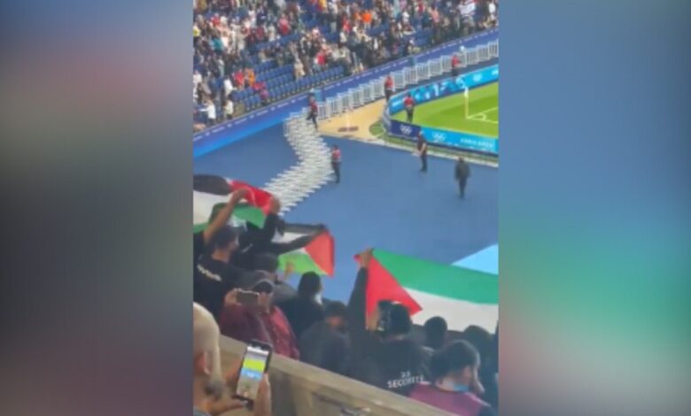برافراشته شدن پرچم فلسطین در بازی اسرائیل و اروگوئه + فیلم