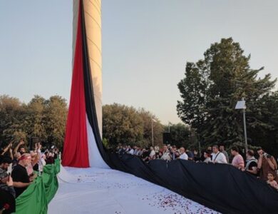 بزرگترین پرچم فلسطین بر بلندای پایتخت ایران اسلامی به اهتزاز درآمد