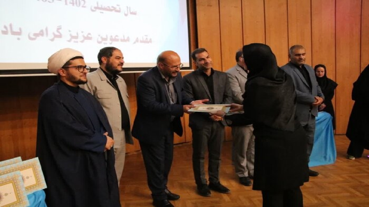 تجلیل از برگزیدگان هشتمین جشنواره سفیران سلامت در قزوین