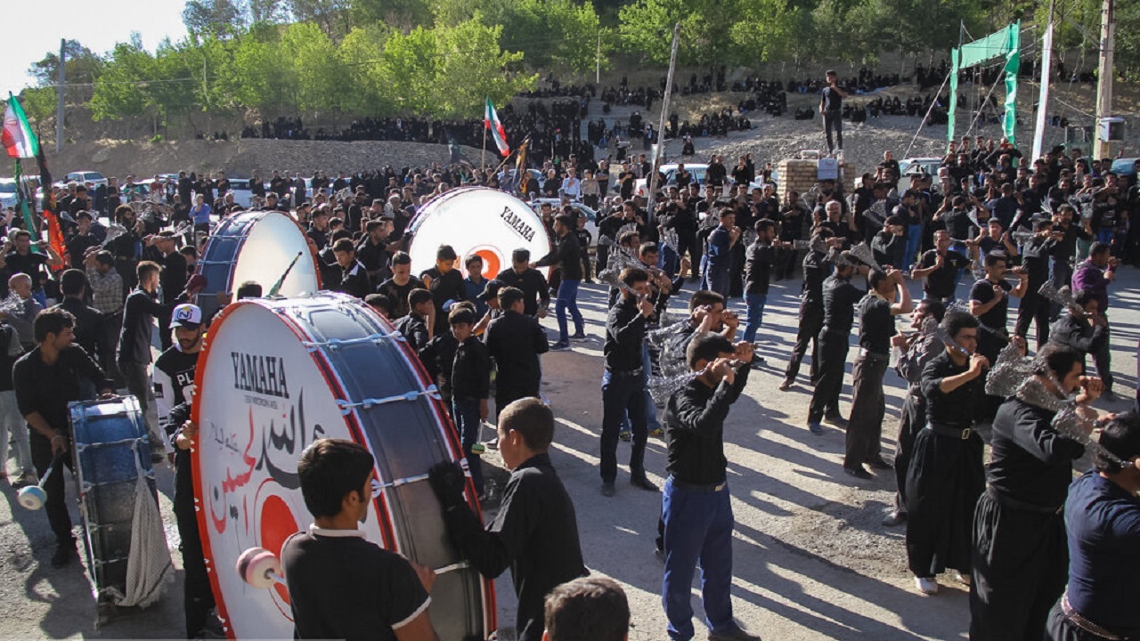 تجمع سوگواران حسینی در روز تاسوعا در روستای بارده+فیلم