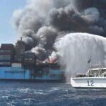 تداوم آتش‌سوزی در کشتی شرکت مرسک در پی حمله یمنی‌ها
