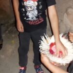 توزیع شمع نذری توسط کودک سمیرمی در شام غریبان سالار شهیدان + فیلم