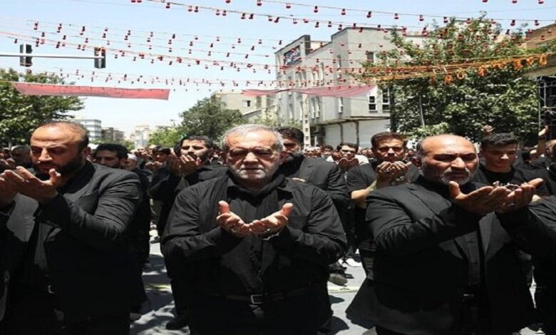 حضور پزشکیان برای اقامه نماز ظهر عاشورا در خیابان جمهوری تهران