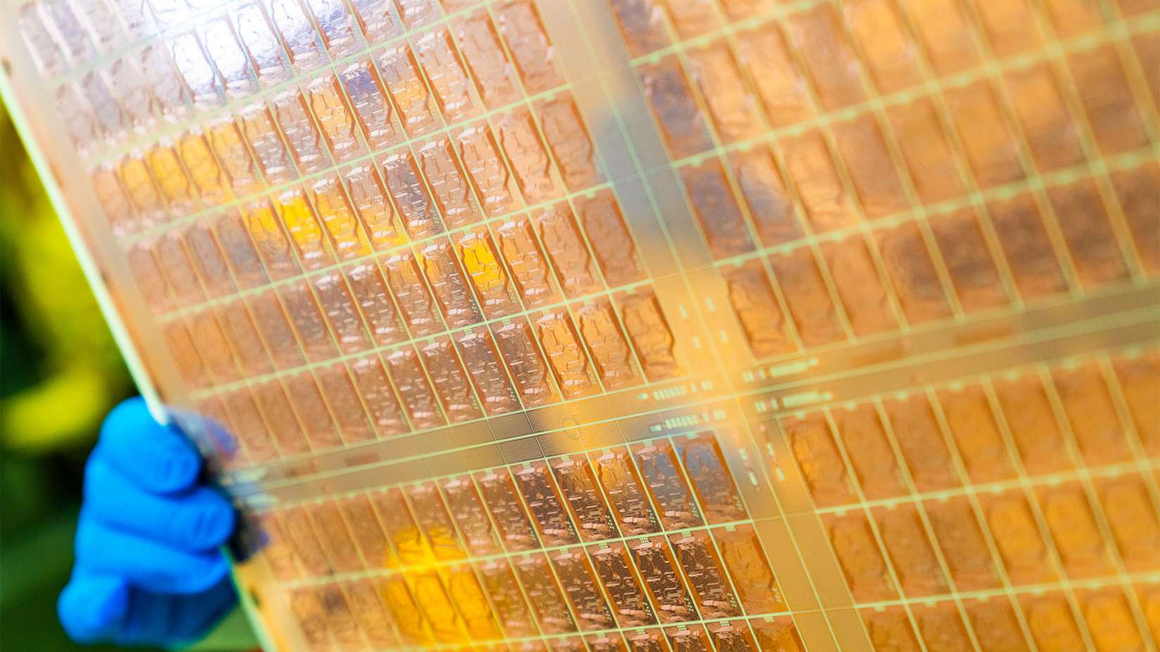 طبق گزارش‌ها، تراشه‌های زیرلایه شیشه‌ای AMD بین سال‌های 2025 تا 2026 عرضه می‌شوند – برنامه‌های تولید انبوه اینتل و سامسونگ پس از سال 2025