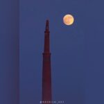 طلوع ماه کامل از زاویه مناره زیارِ اصفهان + فیلم