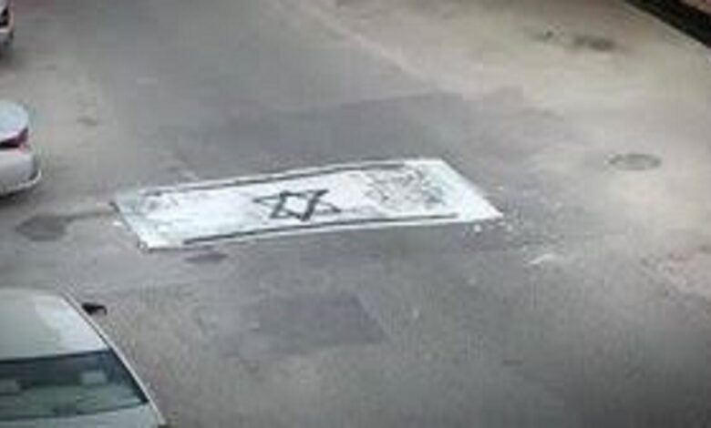 پرچم اسرائیل غاصب زیر چرخ‎ خودروها در بحرین + فیلم