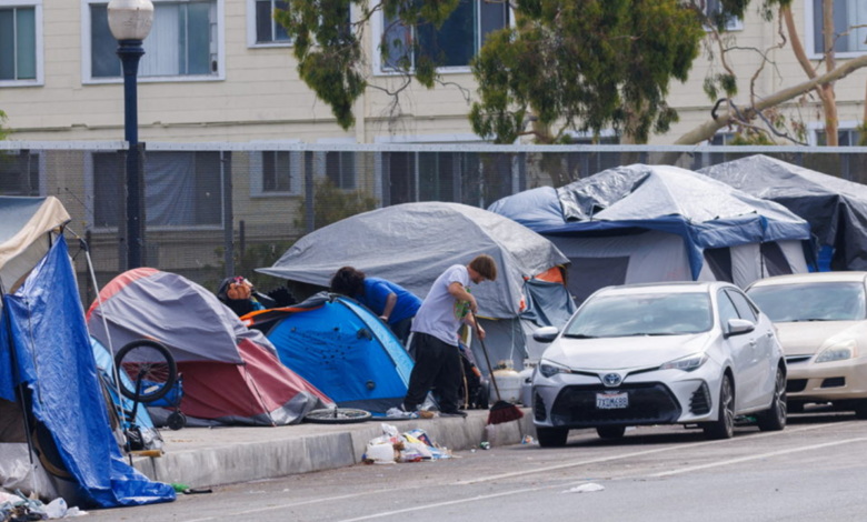 کالیفرنیا چادر‌های افراد بی‌خانمان را از سطح شهر‌ها جمع می‌کند