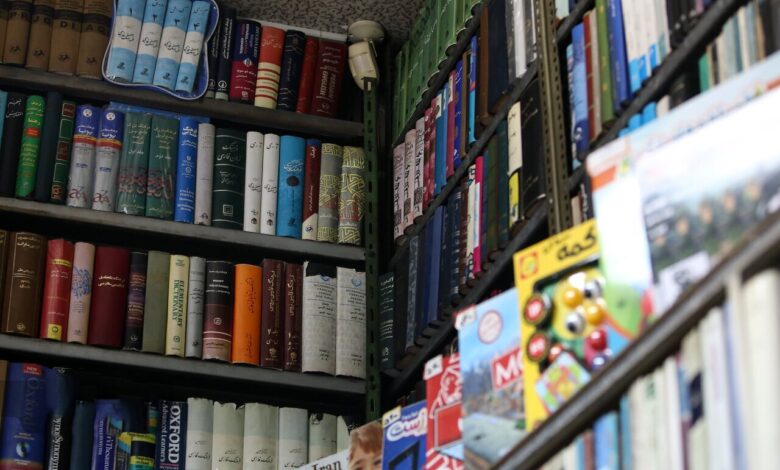 کتابفروشی امیر کبیر در چهار راه استانبول با ۲۳ میلیون تومان به صرافی تبدیل شد/ عکس