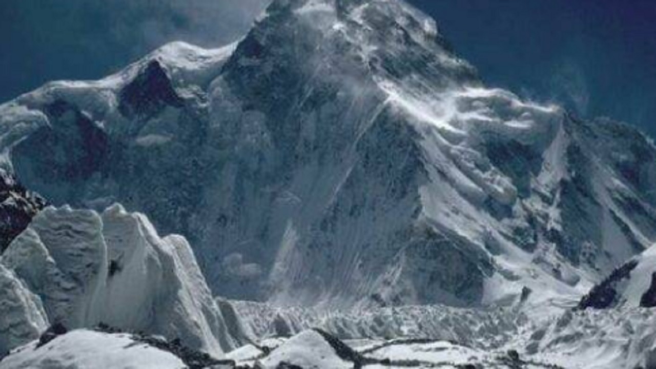 کوهنورد ایرانی دومین قله بلند جهان را صعود کرد