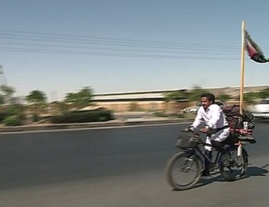 گذر زائر دوچرخه سوار کربلای معلی از سمنان+ فیلم